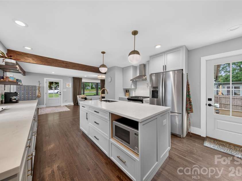 1721 Merry Oaks Road, Charlotte, NC 28205.  MLS# CAR4393637, YatesRealty ID 32633. Kitchen