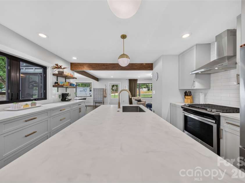 1721 Merry Oaks Road, Charlotte, NC 28205.  MLS# CAR4393637, YatesRealty ID 32633. Kitchen