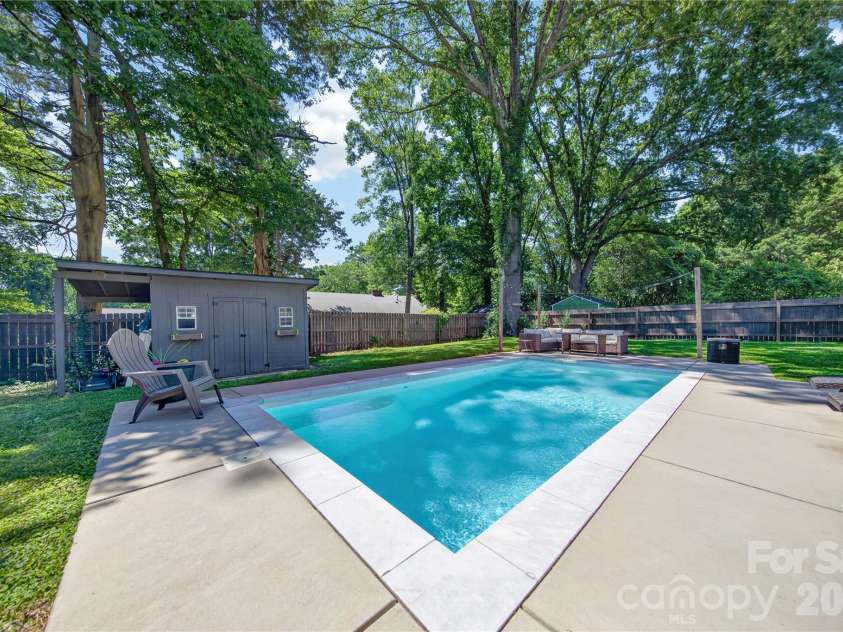 1721 Merry Oaks Road, Charlotte, NC 28205.  MLS# CAR4393637, YatesRealty ID 32633. Saltwater Pool