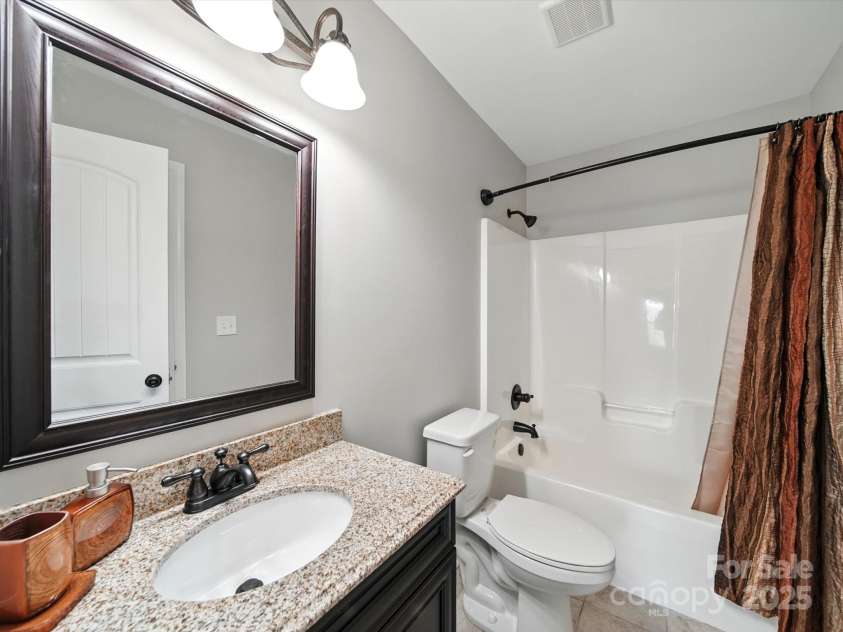 1402 Wynhurst Drive, Waxhaw, NC 28173.  MLS# CAR4290603, YatesRealty ID 32635. 3rd level full bathroom.