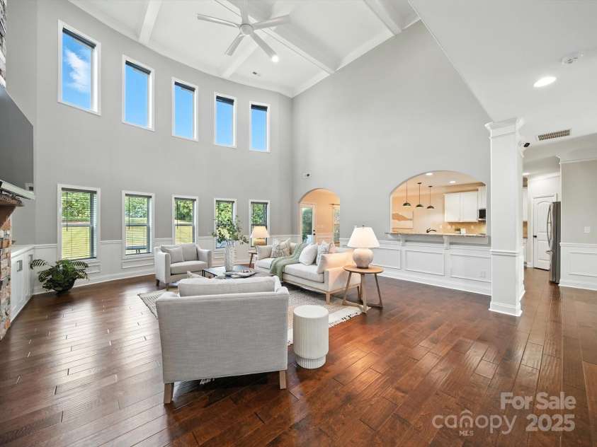 1402 Wynhurst Drive, Waxhaw, NC 28173.  MLS# CAR4290603, YatesRealty ID 32635. Family room open to the kitchen and breakfast area.