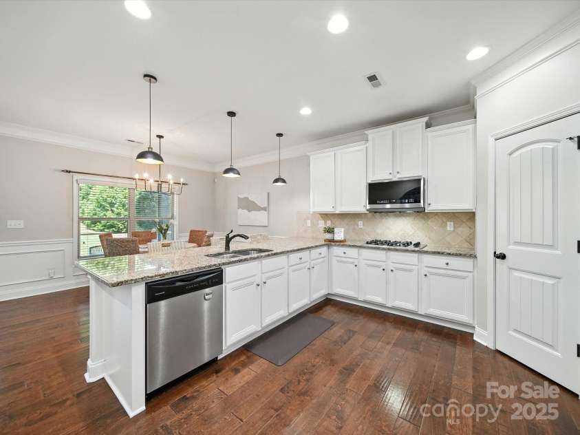 1402 Wynhurst Drive, Waxhaw, NC 28173.  MLS# CAR4290603, YatesRealty ID 32635. Gorgeous kitchen with white cabinetry, granite counters and stainless appliances.