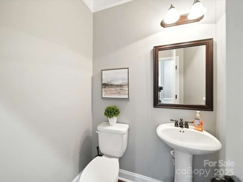 1402 Wynhurst Drive, Waxhaw, NC 28173.  MLS# CAR4290603, YatesRealty ID 32635. Guest half bath on main level.