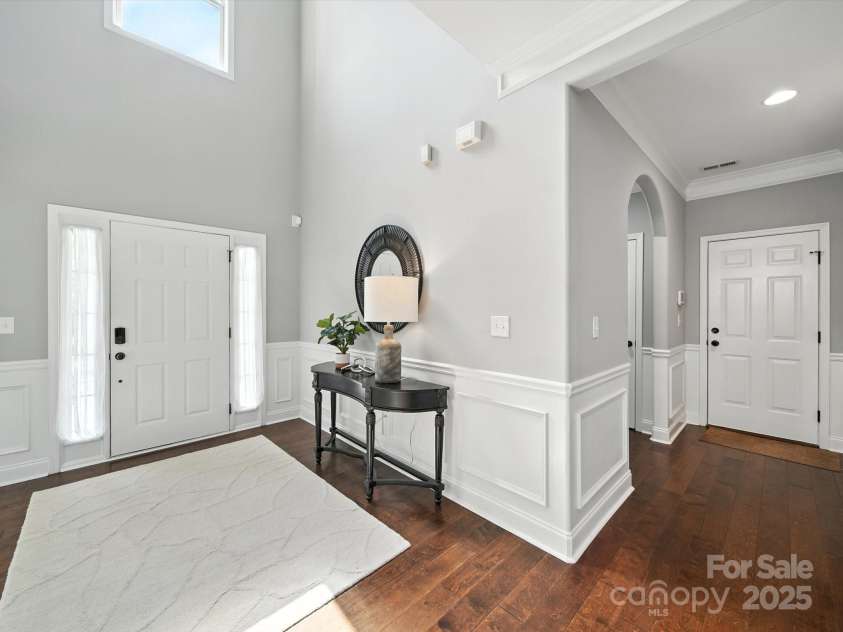 1402 Wynhurst Drive, Waxhaw, NC 28173.  MLS# CAR4290603, YatesRealty ID 32635. Lovely foyer.
