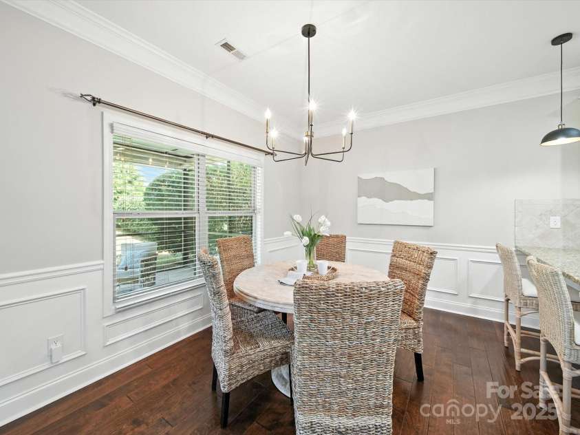 1402 Wynhurst Drive, Waxhaw, NC 28173.  MLS# CAR4290603, YatesRealty ID 32635. Seating at the bar and breakfast area.