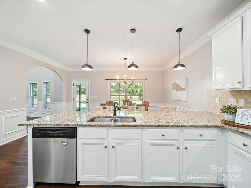 1402 Wynhurst Drive, Waxhaw, NC 28173.  MLS# CAR4290603, YatesRealty ID 32635. Upgraded lighting.