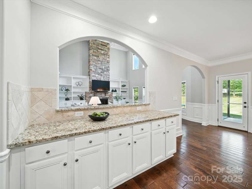1402 Wynhurst Drive, Waxhaw, NC 28173.  MLS# CAR4290603, YatesRealty ID 32635. Wide prep surface overlooking the family room.