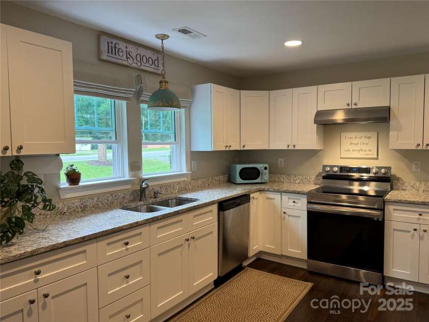 1760 Shearers Road, Davidson, NC 28036.  MLS# CAR4290008, YatesRealty ID 32638. Renovated Kitchen with Granite Countertops