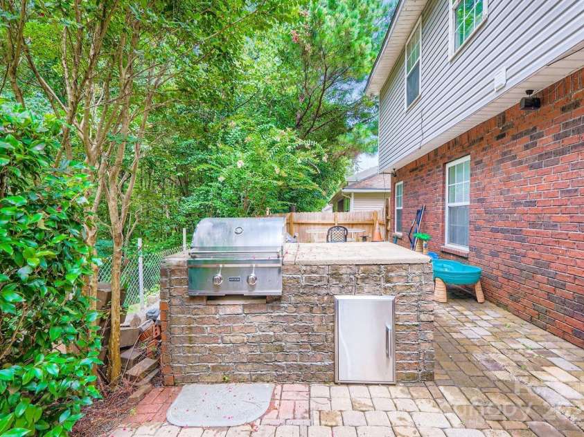 10605 Turkey Point Drive, Charlotte, NC 28214.  MLS# CAR4291887, YatesRealty ID 32642. Built in Grill