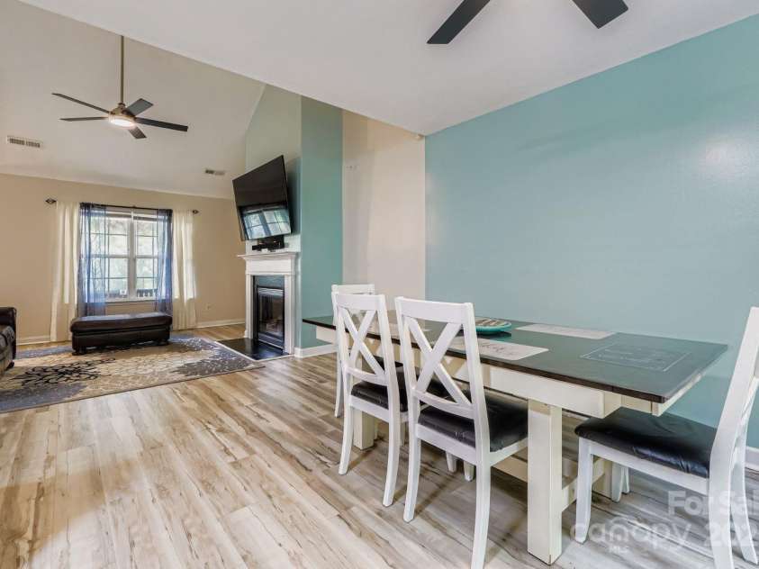 10605 Turkey Point Drive, Charlotte, NC 28214.  MLS# CAR4291887, YatesRealty ID 32642. Dining Area