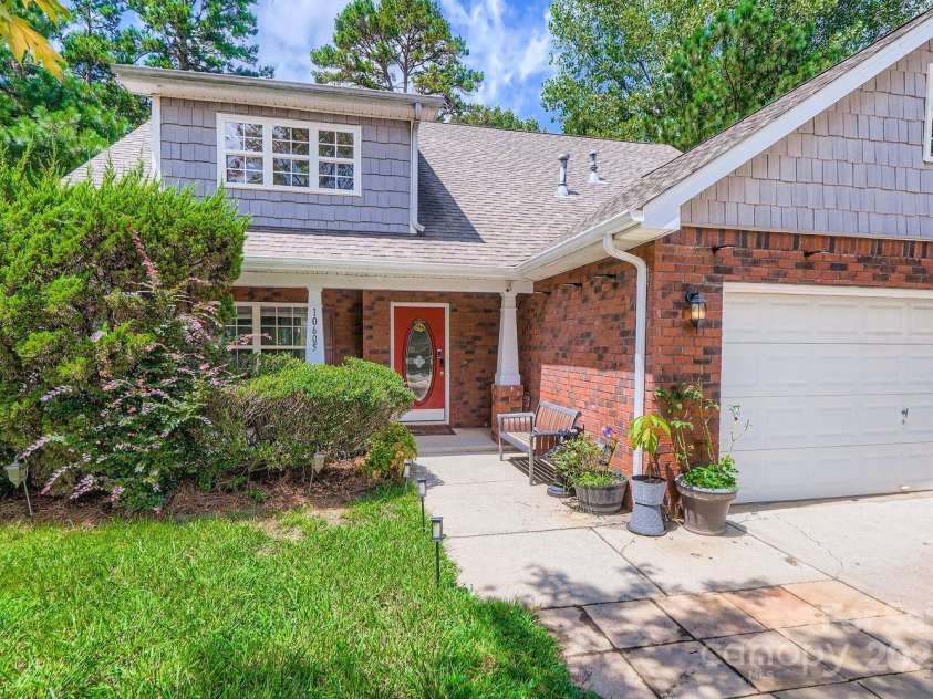 10605 Turkey Point Drive, Charlotte, NC 28214.  MLS# CAR4291887, YatesRealty ID 32642. Front Porch