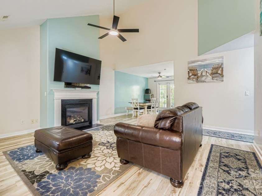 10605 Turkey Point Drive, Charlotte, NC 28214.  MLS# CAR4291887, YatesRealty ID 32642. Great Room