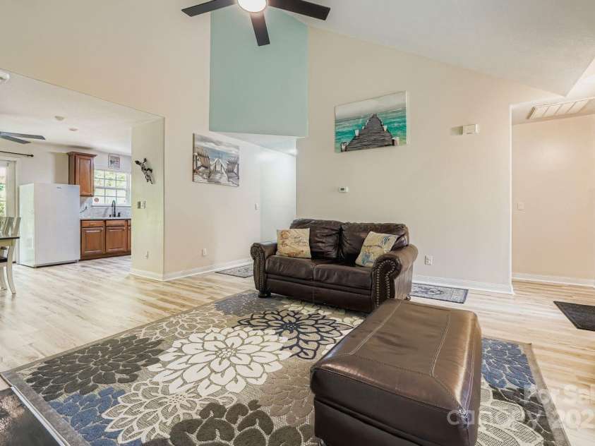 10605 Turkey Point Drive, Charlotte, NC 28214.  MLS# CAR4291887, YatesRealty ID 32642. Great Room