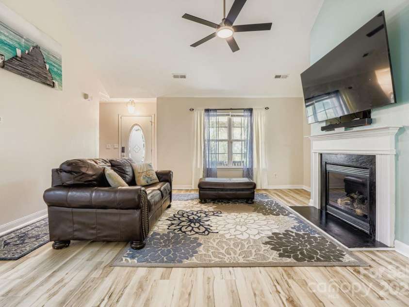 10605 Turkey Point Drive, Charlotte, NC 28214.  MLS# CAR4291887, YatesRealty ID 32642. Great Room