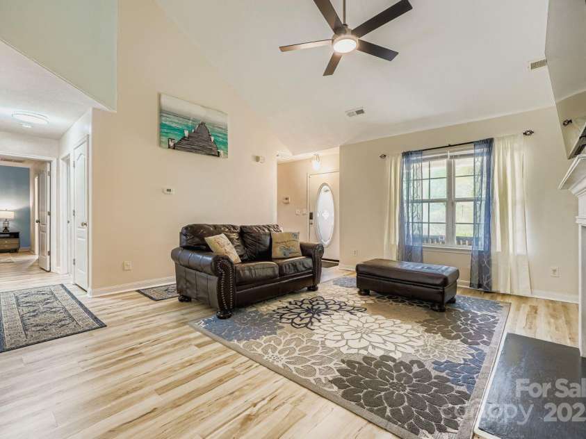 10605 Turkey Point Drive, Charlotte, NC 28214.  MLS# CAR4291887, YatesRealty ID 32642. Great Room