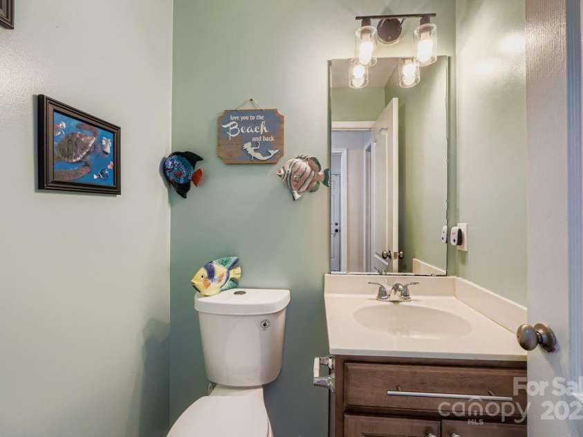 10605 Turkey Point Drive, Charlotte, NC 28214.  MLS# CAR4291887, YatesRealty ID 32642. Half Bath