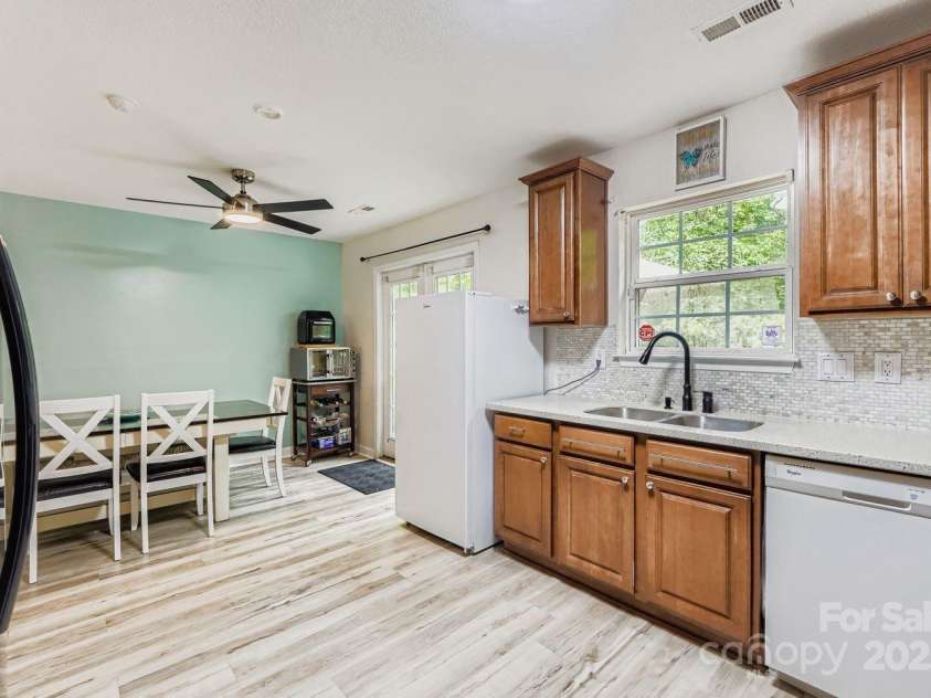 10605 Turkey Point Drive, Charlotte, NC 28214.  MLS# CAR4291887, YatesRealty ID 32642. Kitchen