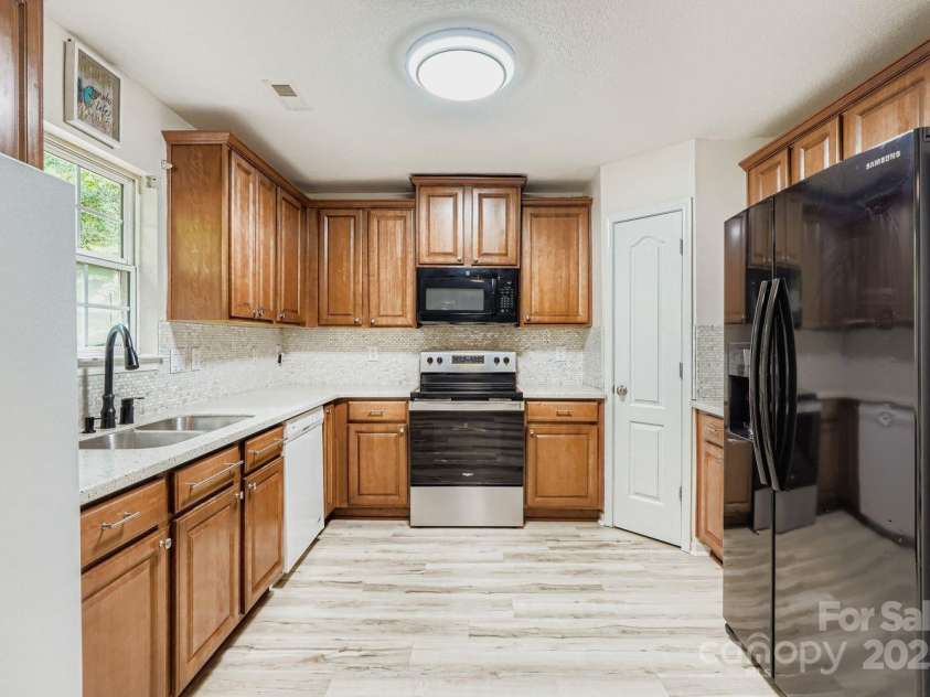 10605 Turkey Point Drive, Charlotte, NC 28214.  MLS# CAR4291887, YatesRealty ID 32642. Kitchen with pantry