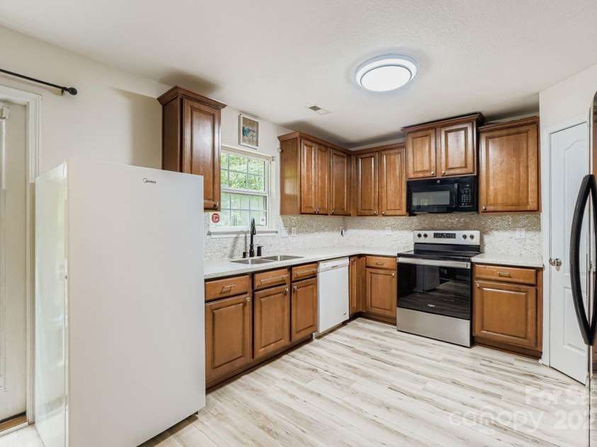 10605 Turkey Point Drive, Charlotte, NC 28214.  MLS# CAR4291887, YatesRealty ID 32642. Kitchen with quartz counter tops