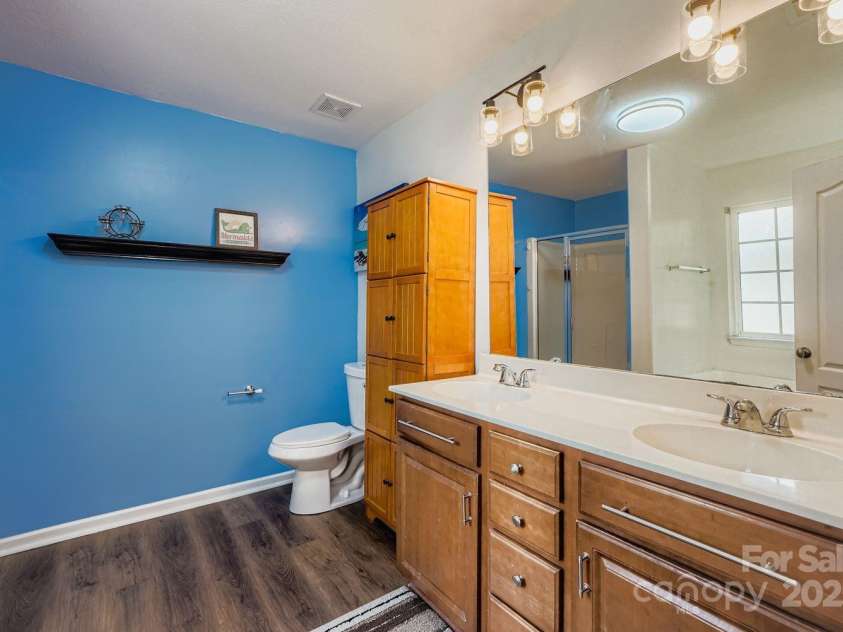 10605 Turkey Point Drive, Charlotte, NC 28214.  MLS# CAR4291887, YatesRealty ID 32642. Primary Bathroom
