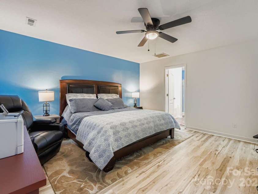 10605 Turkey Point Drive, Charlotte, NC 28214.  MLS# CAR4291887, YatesRealty ID 32642. Primary Bedroom main level