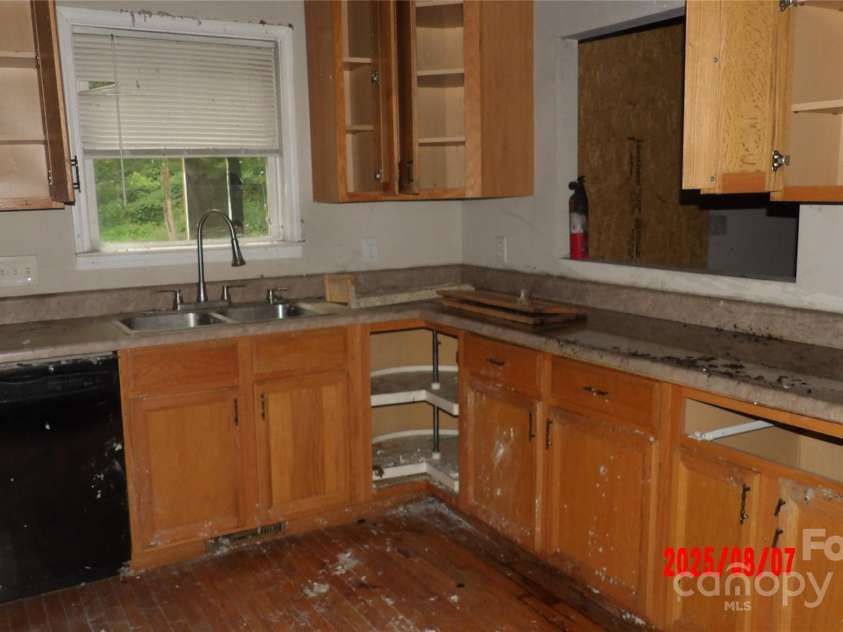 925 Loganberry Lane, York, SC 29745.  MLS# CAR4290961, YatesRealty ID 32643. Kitchen