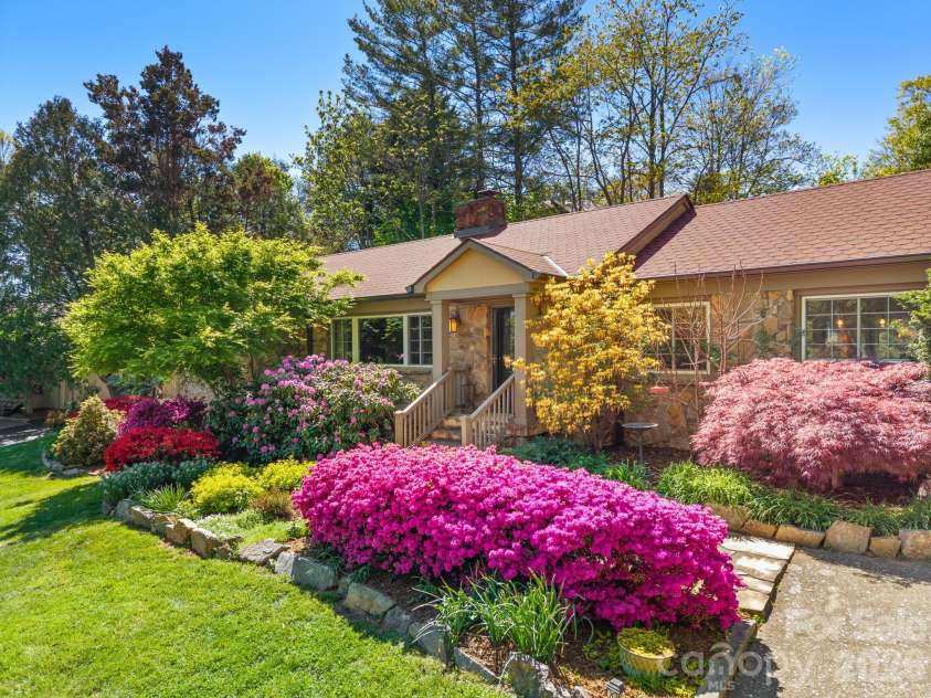 43 Martindale Road, Asheville, NC 28804.  MLS# CAR4393103, YatesRealty ID 32644. 