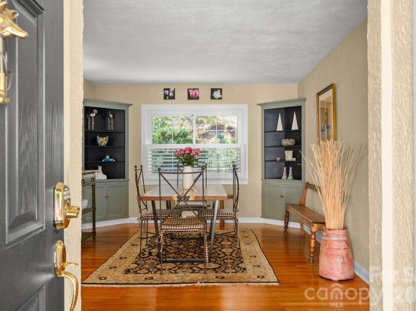 43 Martindale Road, Asheville, NC 28804.  MLS# CAR4393103, YatesRealty ID 32644. 