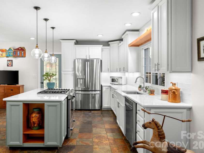 43 Martindale Road, Asheville, NC 28804.  MLS# CAR4393103, YatesRealty ID 32644. 