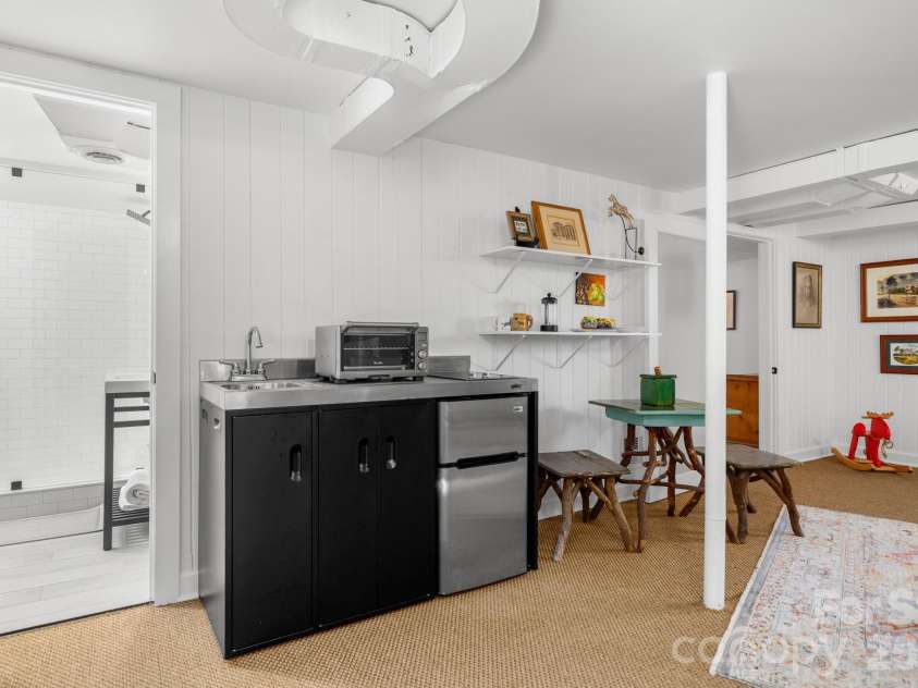 43 Martindale Road, Asheville, NC 28804.  MLS# CAR4393103, YatesRealty ID 32644. 