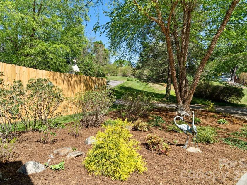 43 Martindale Road, Asheville, NC 28804.  MLS# CAR4393103, YatesRealty ID 32644. 