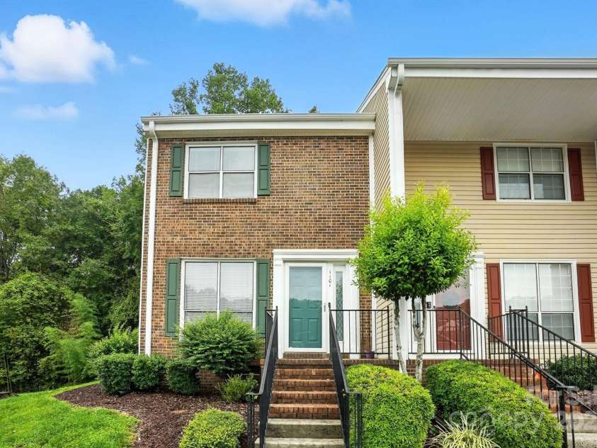 1101 Surry Lane, Gastonia, NC 28054.  MLS# CAR4291971, YatesRealty ID 32646. 