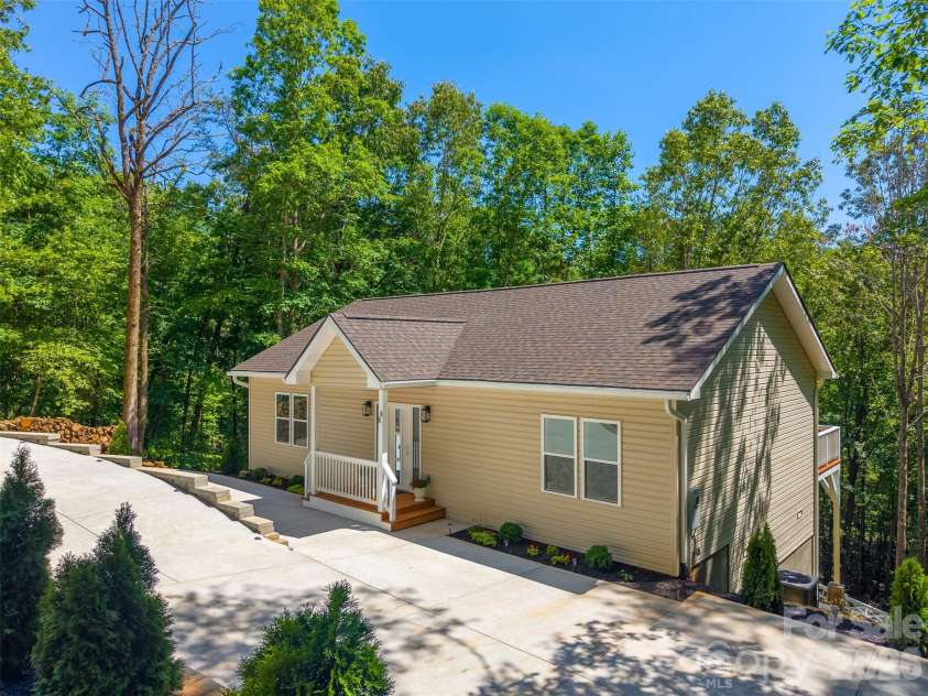 88 Foxwood Drive, Franklin, NC 28734.  MLS# CAR4396424, YatesRealty ID 32652. 