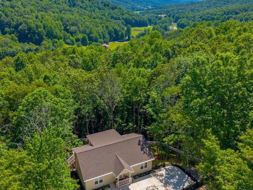 88 Foxwood Drive, Franklin, NC 28734.  MLS# CAR4396424, YatesRealty ID 32652. 