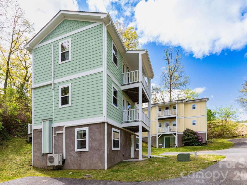 12 Lila Lane, Clyde, NC 28721.  MLS# CAR4377742, YatesRealty ID 32653. 