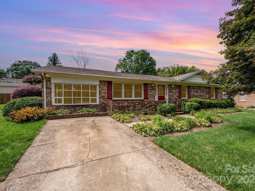 2425 Essen Lane, Gastonia, NC 28054.  MLS# CAR4292814, YatesRealty ID 32656. 