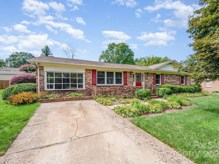2425 Essen Lane, Gastonia, NC 28054.  MLS# CAR4292814, YatesRealty ID 32656. 
