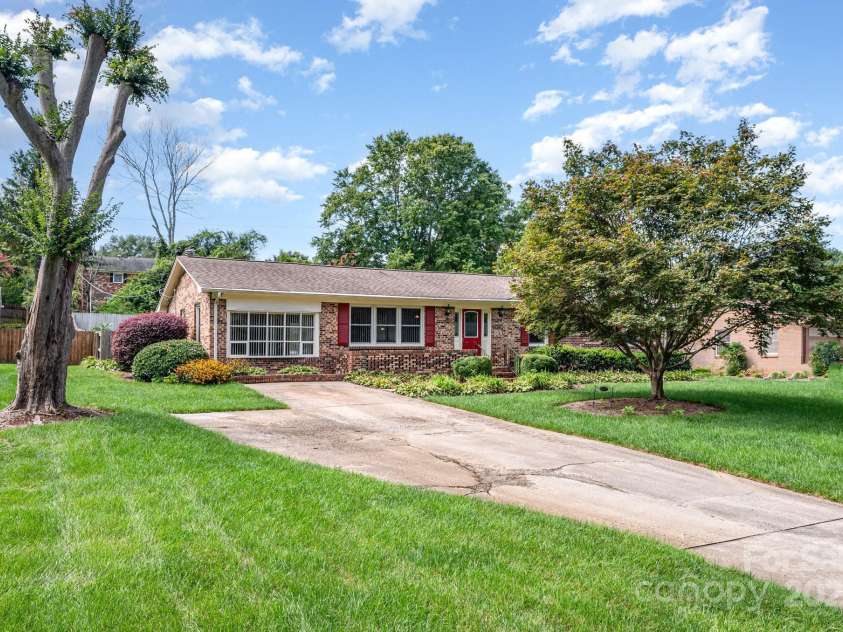 2425 Essen Lane, Gastonia, NC 28054.  MLS# CAR4292814, YatesRealty ID 32656. 