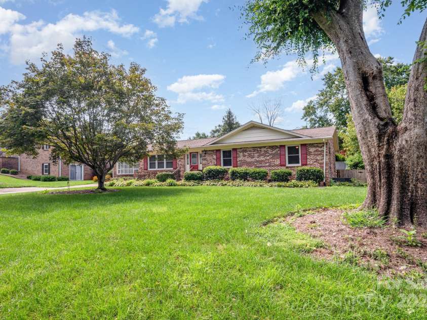 2425 Essen Lane, Gastonia, NC 28054.  MLS# CAR4292814, YatesRealty ID 32656. 