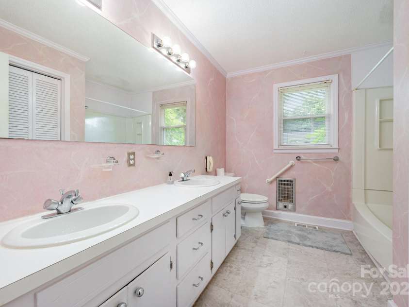 2425 Essen Lane, Gastonia, NC 28054.  MLS# CAR4292814, YatesRealty ID 32656. 