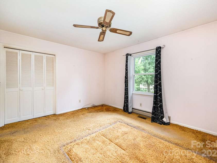 2425 Essen Lane, Gastonia, NC 28054.  MLS# CAR4292814, YatesRealty ID 32656. 