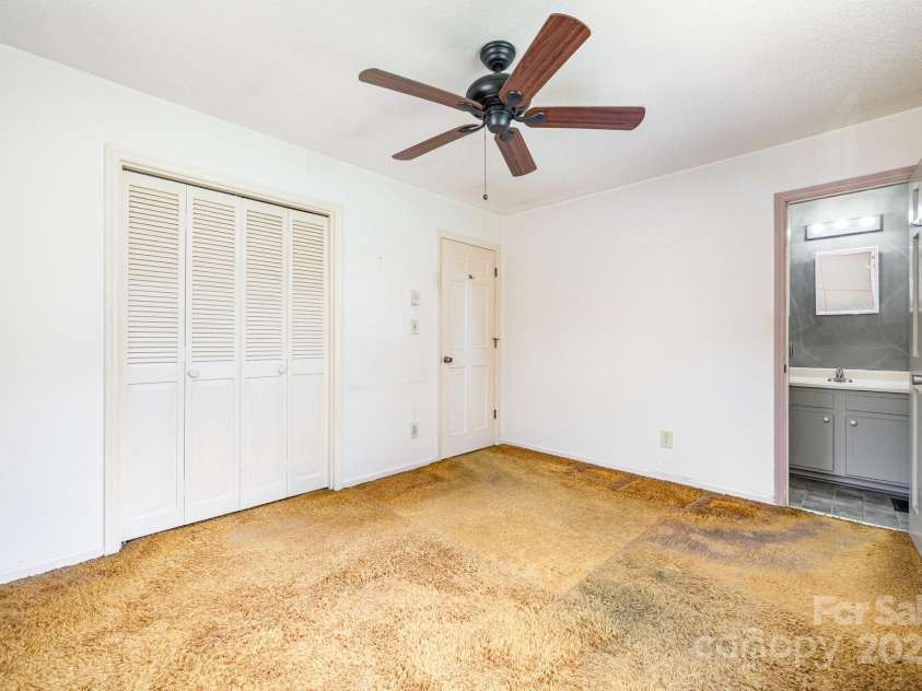 2425 Essen Lane, Gastonia, NC 28054.  MLS# CAR4292814, YatesRealty ID 32656. 