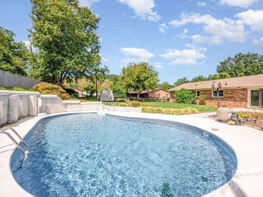 2425 Essen Lane, Gastonia, NC 28054.  MLS# CAR4292814, YatesRealty ID 32656. 