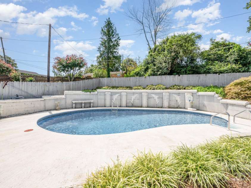 2425 Essen Lane, Gastonia, NC 28054.  MLS# CAR4292814, YatesRealty ID 32656. 