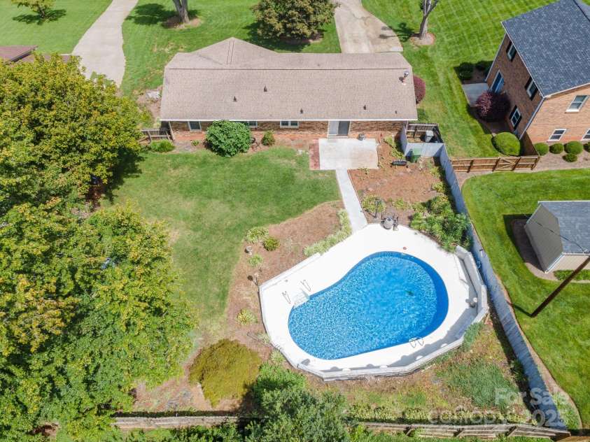 2425 Essen Lane, Gastonia, NC 28054.  MLS# CAR4292814, YatesRealty ID 32656. 