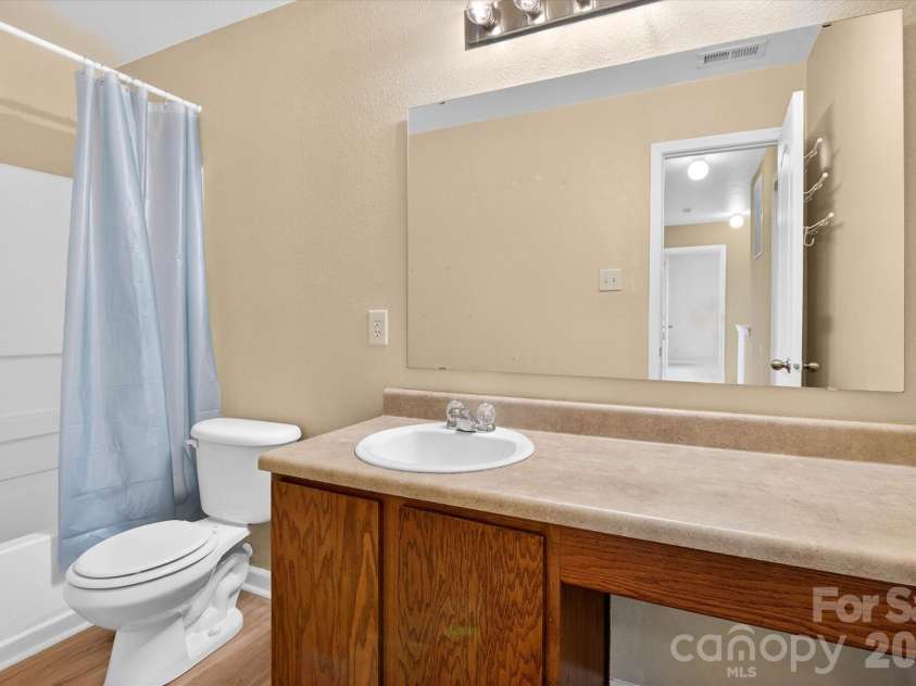 1533 Bray Drive, Charlotte, NC 28214.  MLS# CAR4383253, YatesRealty ID 32658. Hall Bath