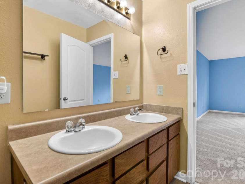 1533 Bray Drive, Charlotte, NC 28214.  MLS# CAR4383253, YatesRealty ID 32658. Primary Closet