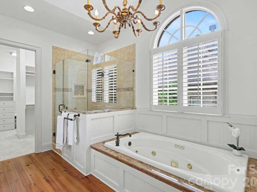 508 Hideaway Ridge Court, Matthews, NC 28105.  MLS# CAR4391252, YatesRealty ID 32660. Jacuzzi Spa Bathtub