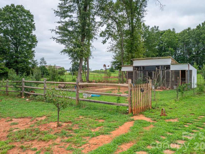 1484 Null Road, Lincolnton, NC 28092.  MLS# CAR4390106, YatesRealty ID 32663. Chicken Coupe