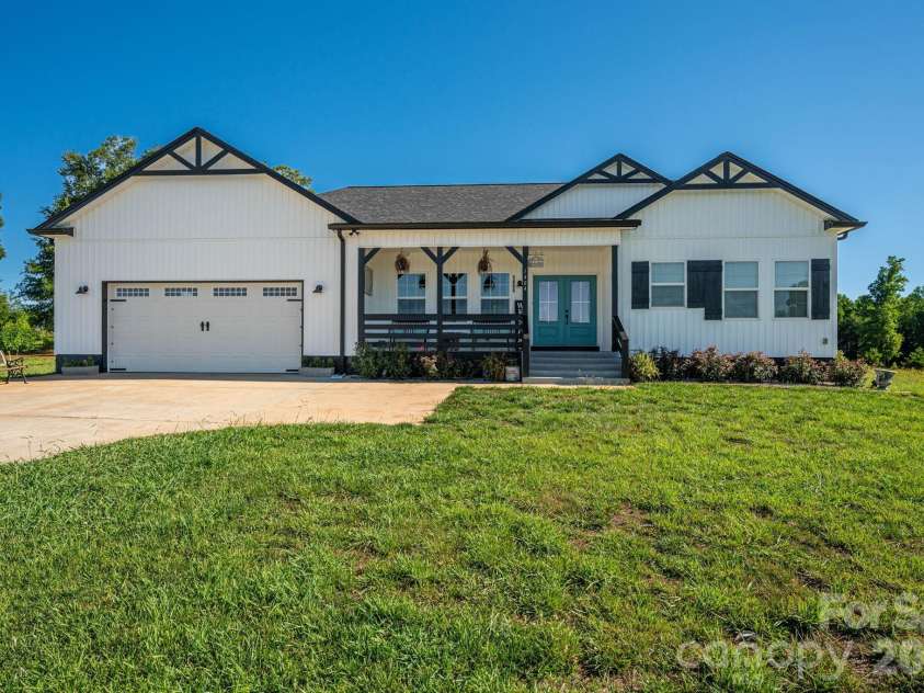 1484 Null Road, Lincolnton, NC 28092.  MLS# CAR4390106, YatesRealty ID 32663. Front Center View
